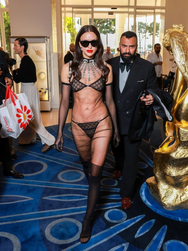 Siêu mẫu Irina Shayk gây sốc khi mặc nội y ở Cannes - 1