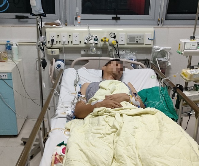 Bệnh nhân T. trong những ngày điều trị tại Trung tâm Hồi sức tích cực, Bệnh viện Bạch Mai.