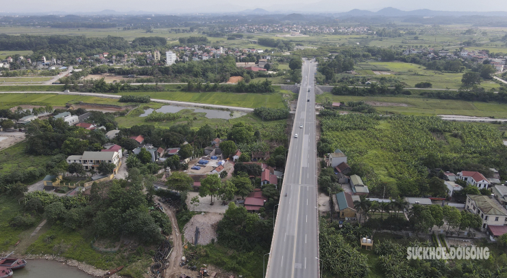 Việc đưa cầu vào khai thác góp phần giảm áp lực giao thông cho các quốc lộ 2, quốc lộ 3, quốc lộ 6, quốc lộ 32 khi lưu thông qua trung tâm thành phố Hà Nội đi các tỉnh phía Nam và ngược lại.