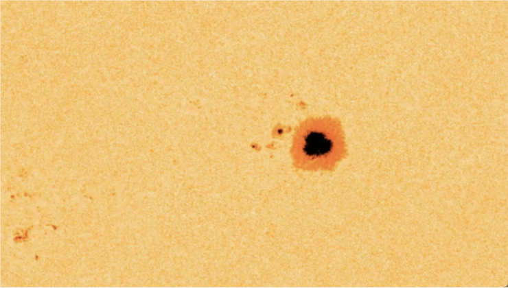 Mặt Trời xuất hiện vết đen có kích thước gấp 4 lần Trái Đất - 2