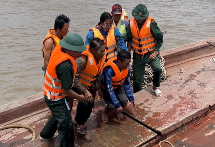 Vật lộn với sóng lớn, bộ đội biên phòng ở Kiên Giang cứu được 4 người - 1