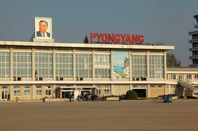 Hoạt động bảo dưỡng máy bay dày bất thường được phát hiện ở sân bay quốc tế Sunan ở Bình Nhưỡng. (Ảnh: Bloomberg)