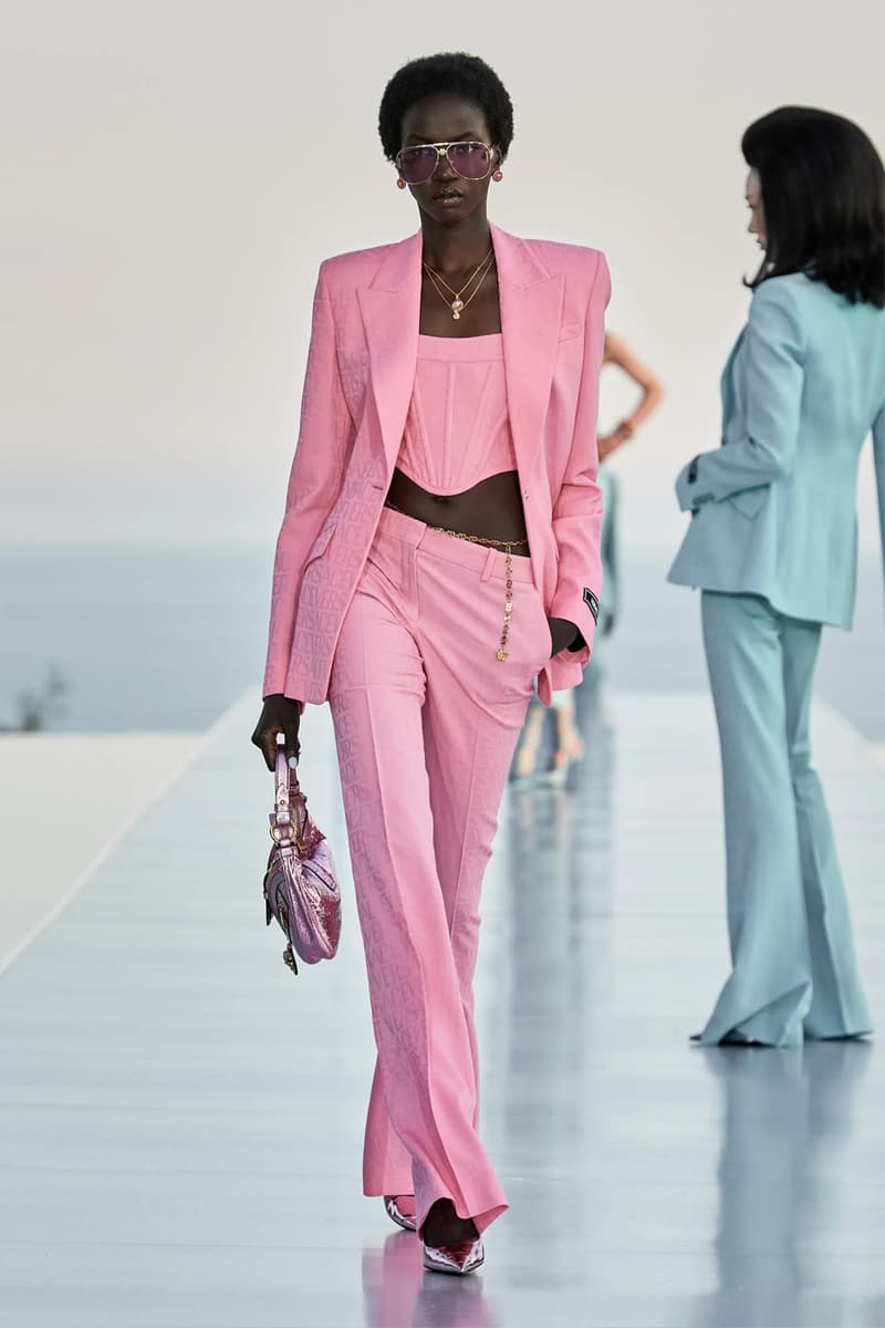 Thiết kế của Dua Lipa x Versace tôn vinh nét nữ quyền quyến rũ - 9