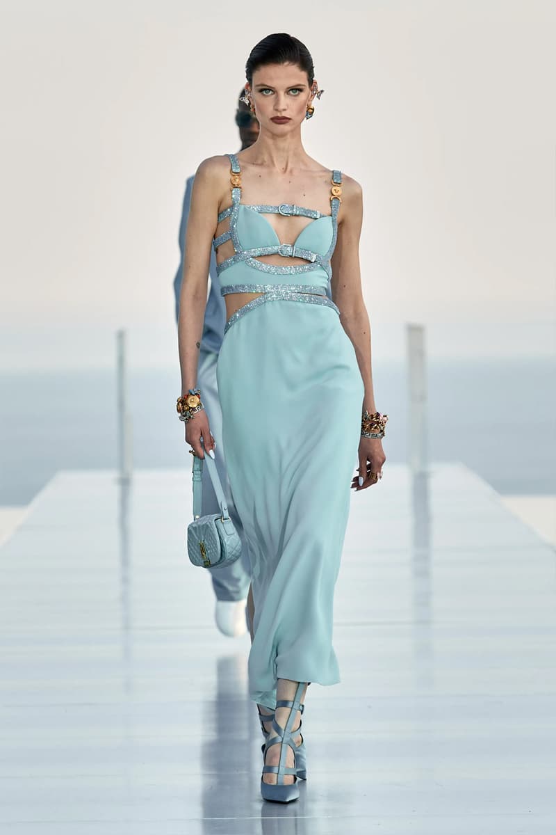 Thiết kế của Dua Lipa x Versace tôn vinh nét nữ quyền quyến rũ - 7
