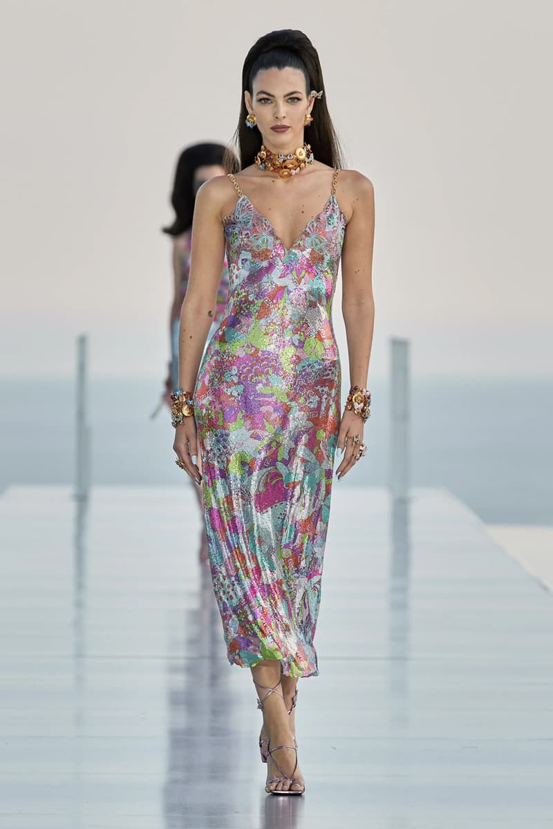 Thiết kế của Dua Lipa x Versace tôn vinh nét nữ quyền quyến rũ - 3