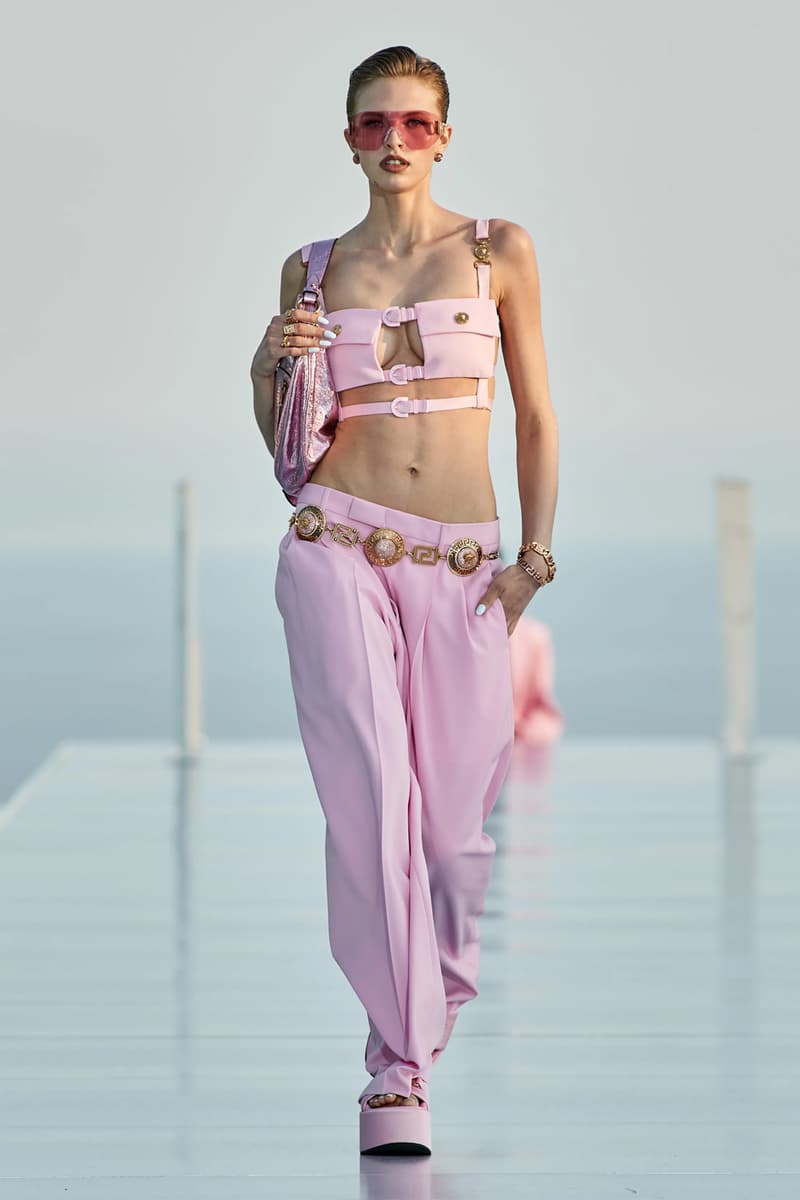 Thiết kế của Dua Lipa x Versace tôn vinh nét nữ quyền quyến rũ - 16