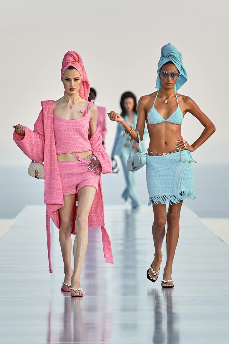 Thiết kế của Dua Lipa x Versace tôn vinh nét nữ quyền quyến rũ - 10