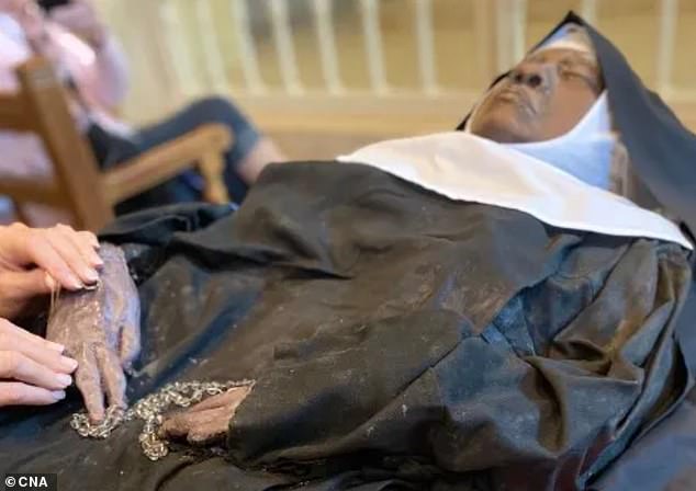 Mỹ: Khai quật mộ nữ tu sau 4 năm chôn cất, kinh ngạc chứng kiến “phép màu” trong quan tài - 1
