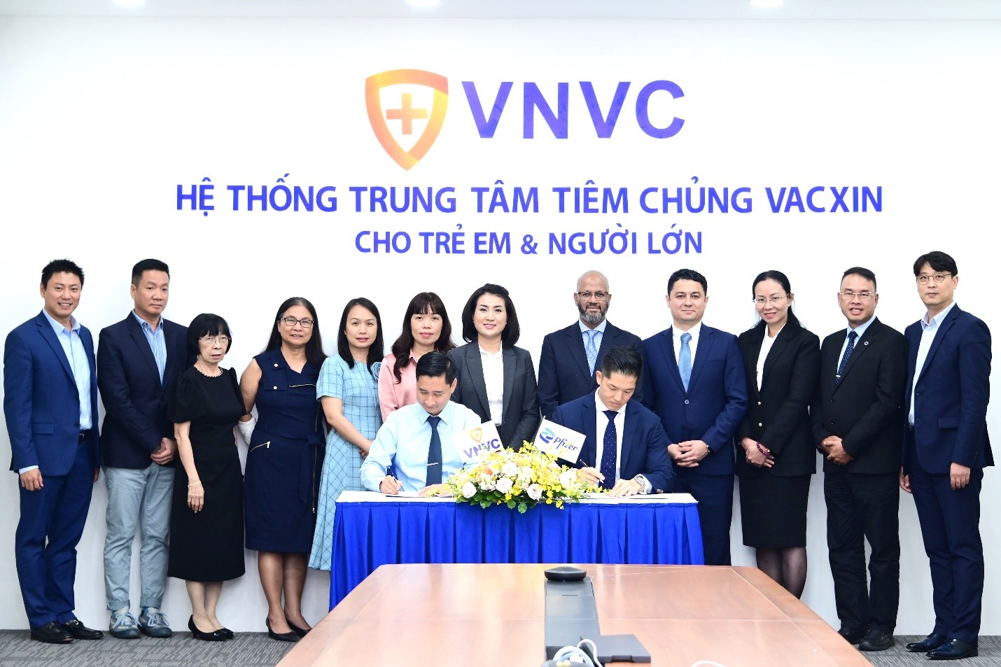 Ban lãnh đạo Pfizer Việt Nam và Công Ty Cổ Phần Vacxin Việt Nam tại buổi ký kết thỏa thuận hợp tác