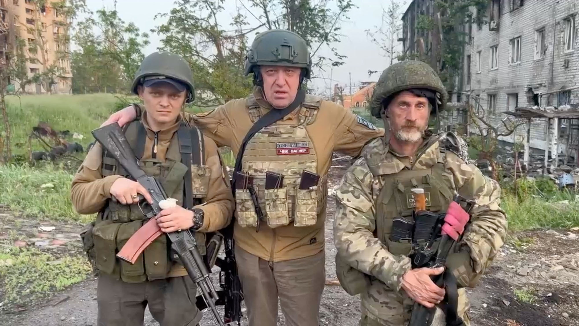 Ông Prigozhin xuất hiện cùng 2 người lính Wagner trong tuyên bố rút khỏi Bakhmut (ảnh: Reuters)