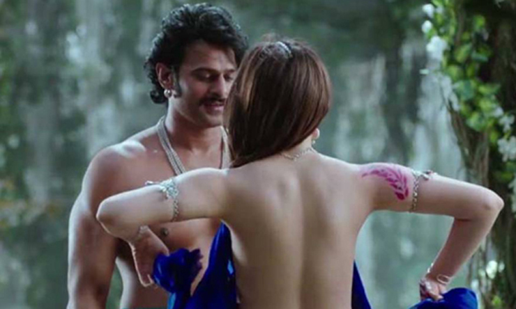 Cảnh nóng trong phim "Sử thi Baahubali" khiến nhiều người thất vọng vì mắc phải lỗi trang phục.
