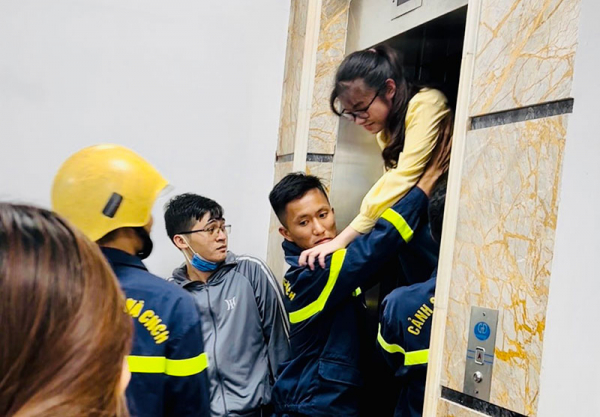 Kịp thời giải cứu 4 học sinh mắc kẹt trong thang máy - 1