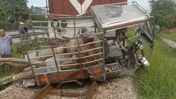 Cố vượt đường sắt, xe tự chế bị tàu hỏa tông văng ra xa khiến 2 ngườithương vong - 1