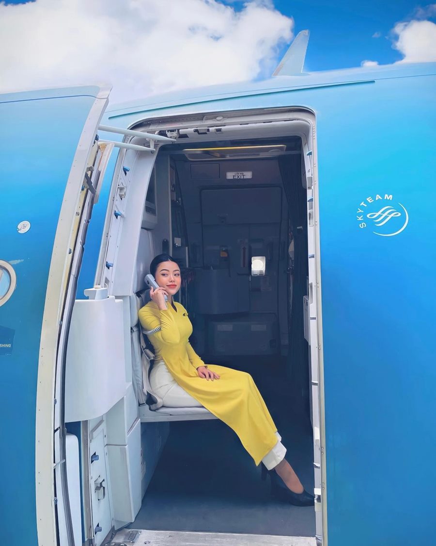 Trần Phương Ly là một trong những nàng tiếp viên hàng không xinh đẹp, thu hút lượt theo dõi lớn trên mạng xã hội.&nbsp;Sau nhiều năm gắn bó với công việc, cô thăng tiến trong sự nghiệp khi trở thành tiếp viên trưởng. Trần Phương Ly có chiều cao 1,62m cùng thân hình cân đối.