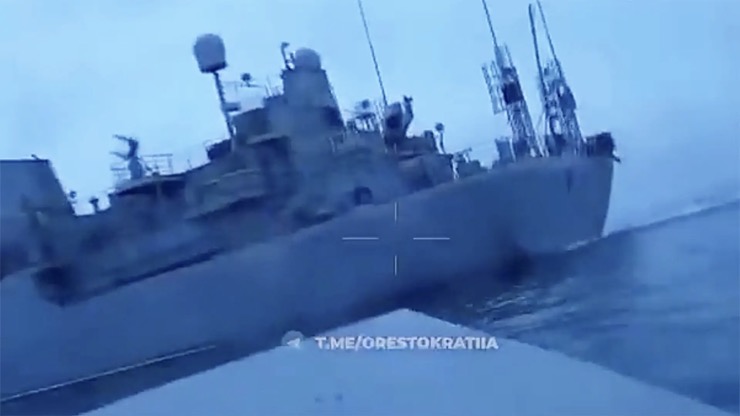 Ukraine đăng video xuồng không người lái áp sát tàu Nga ở Biển Đen - 1