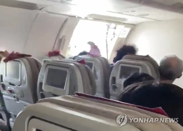 Hàn Quốc: Máy bay chở gần 200 người bất ngờ mở tung cửa giữa trời - 1