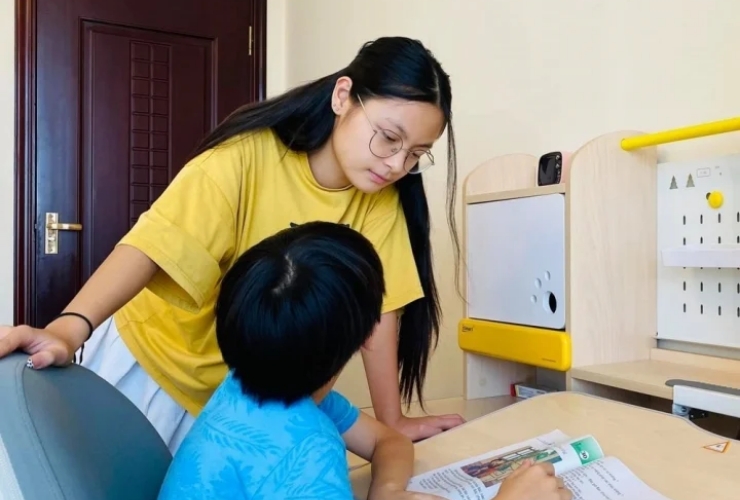 Từng có tin đồn Bảo Anh ra nước ngoài du học nhưng MC Phan Anh đã nhanh chóng lên tiếng phủ nhận: &#34;Con hiện đang học tại Việt Nam chứ không phải ở nước ngoài, hay trường quốc tế như một số thông tin trên mạng ạ&#34;.
