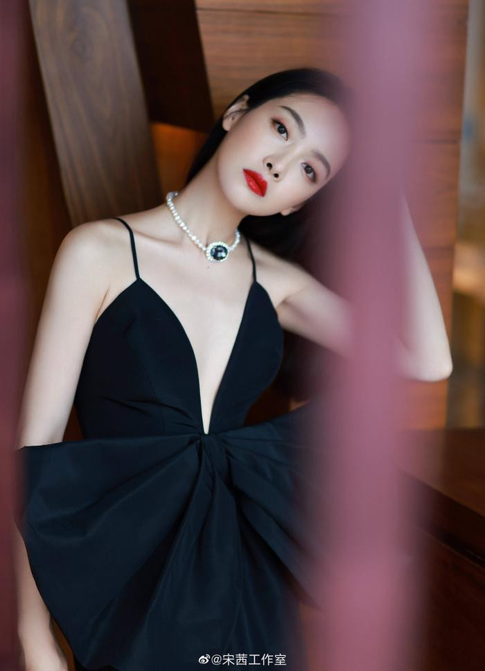 Nữ diễn viên Trung Quốc lên top 1 tìm kiếm vì chiếc áo quá táo bạo - 6