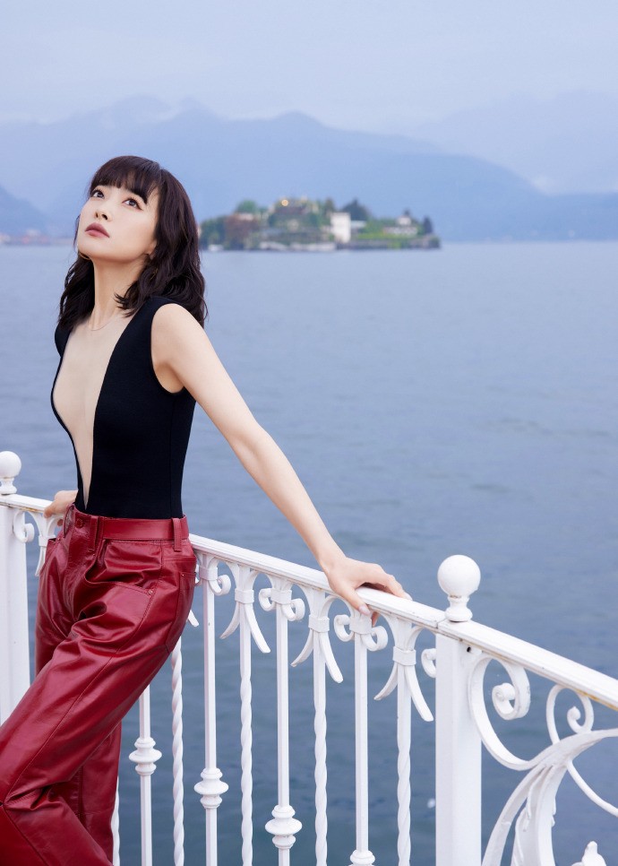 Nữ diễn viên Trung Quốc lên top 1 tìm kiếm vì chiếc áo quá táo bạo - 3