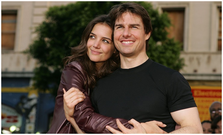 Cuối tháng 11/2006, Tom lúc này 44 tuổi kết hôn với Katie Holmes, 27 tuổi và sau đó họ có với nhau cô con gái xinh xắn.
