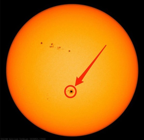 Hình ảnh Mặt trời vào ngày 23 tháng 5. Một vết đen đang đi qua bề mặt của Mặt trời, lớn đến mức có thể nhìn thấy bằng mắt thường, miễn là bạn có thiết bị phù hợp. (SDO/NASA)