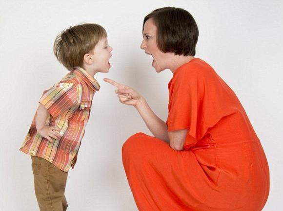 Thán phục cách ứng xử thông minh của một bà mẹ khi bị con nói 