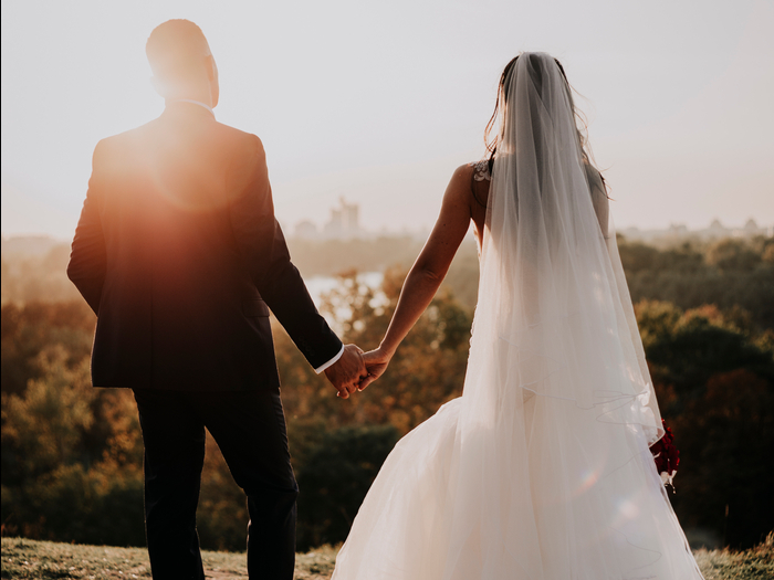 Chú rể vẫn chọn cách tiếp tục đám cưới dù cô dâu ngoại tình. Ảnh: Getty Images