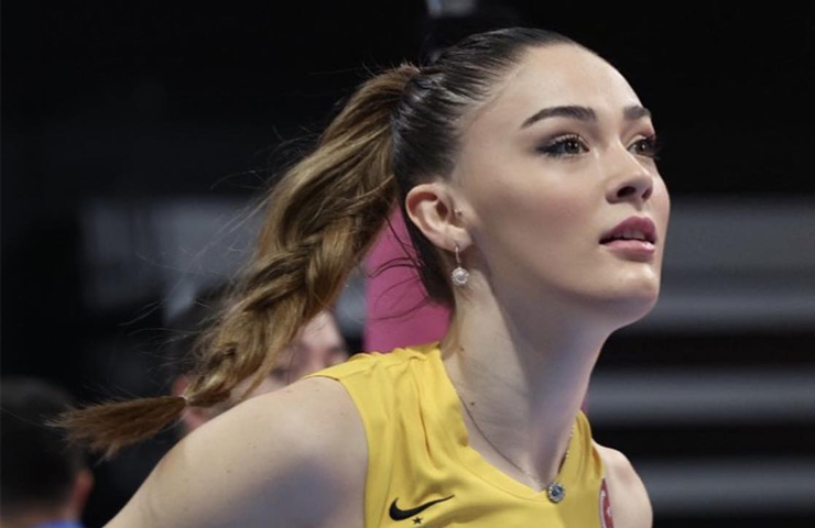 Cô thuộc biên chế của CLB Vakıfbank Istanbul.
