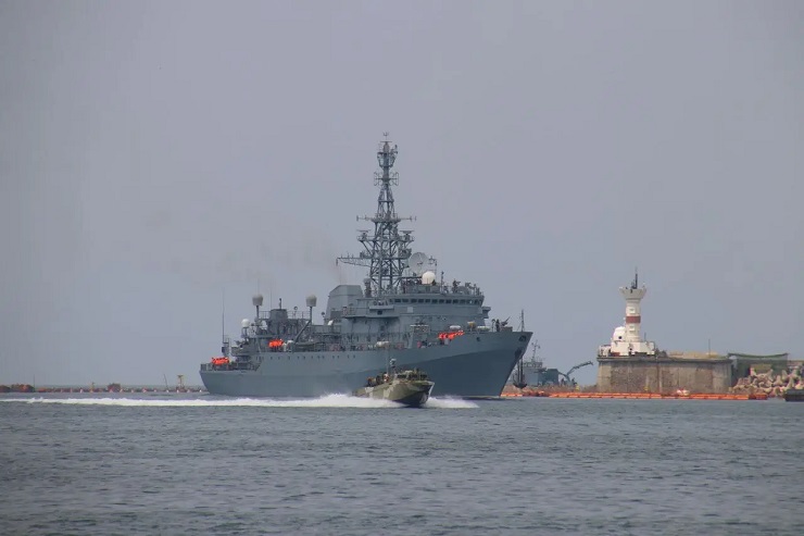 Nga đăng video tình trạng tàu trinh sát sau cuộc tập kích của xuồng không người lái Ukraine - 1