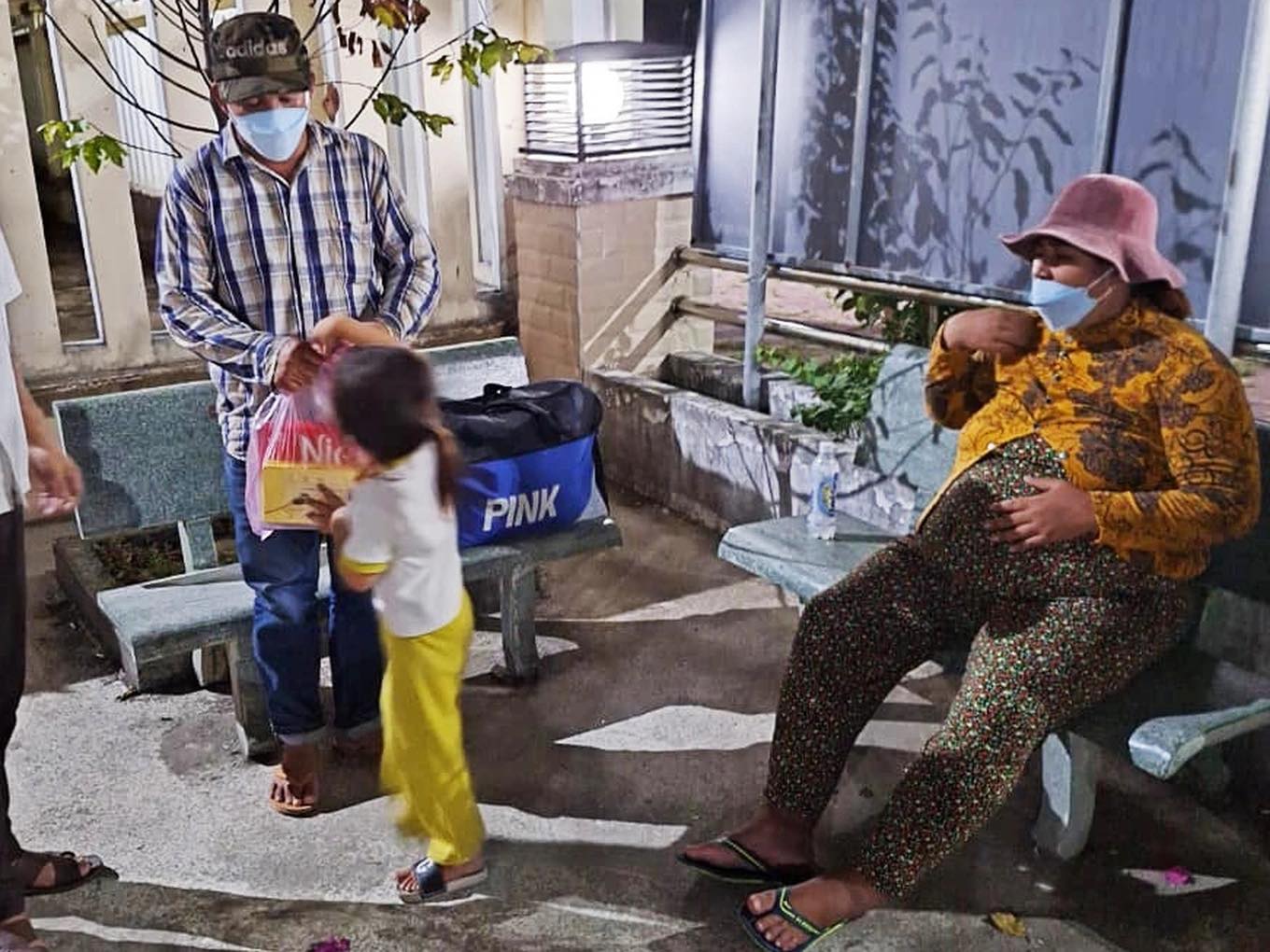 Thai phụ 8 tháng cùng chồng và con nhỏ bị xe khách bỏ rơi giữa đường - 1