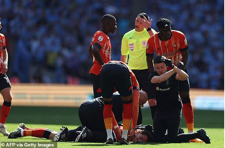 Thomas Lockyer, đội trưởng của Luton Town dính chấn thương và sớm phải rời sân