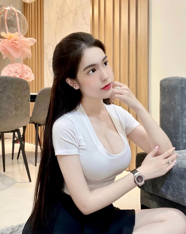 Đoan Nghi thường xuyên xuất hiện với phong cách gợi cảm&nbsp;trong những bộ đồ khoe dáng nuột nà.&nbsp;
