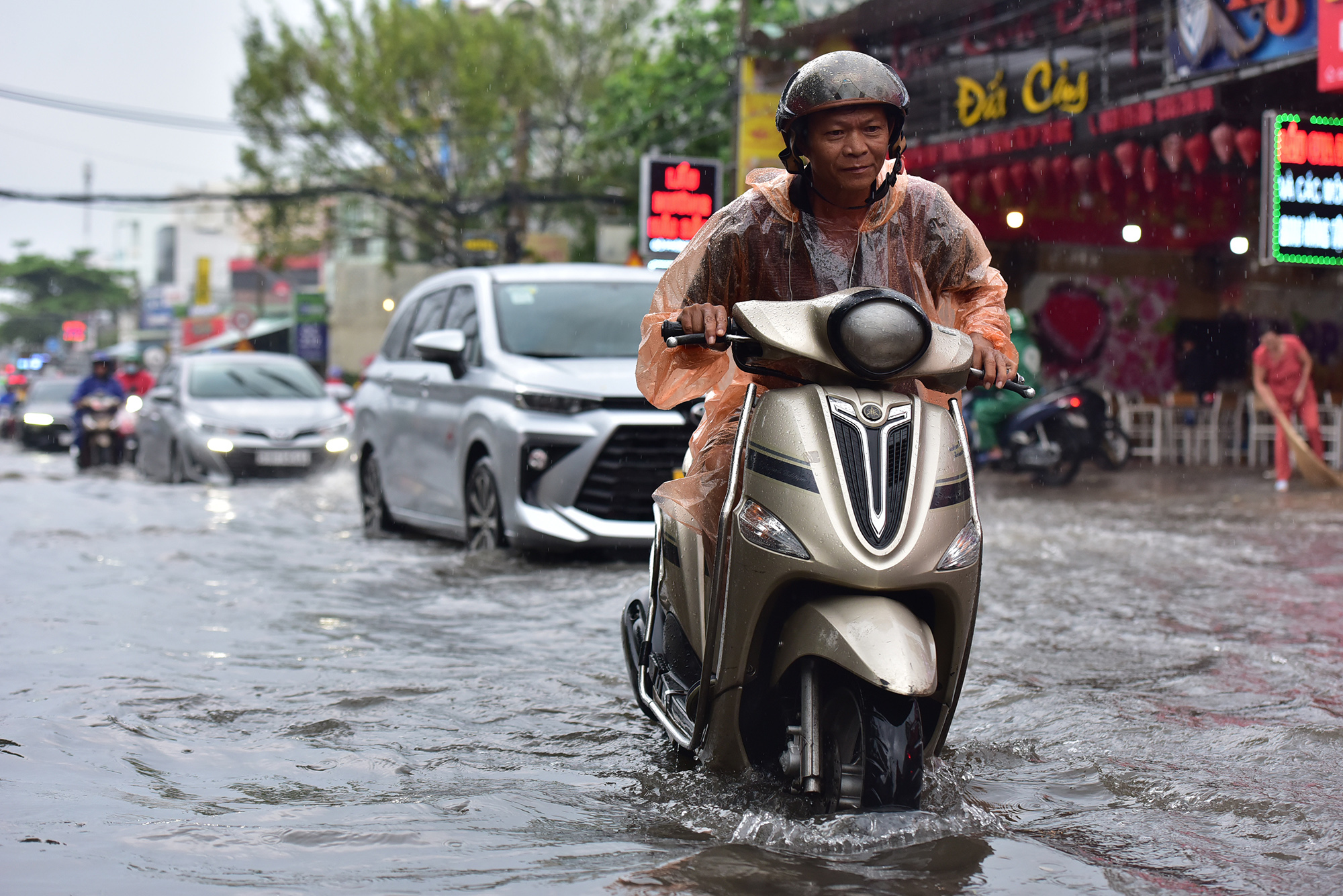 Đường phố TP.HCM ngập sâu trong ngày đầu bước vào đợt mưa rất lớn - 4