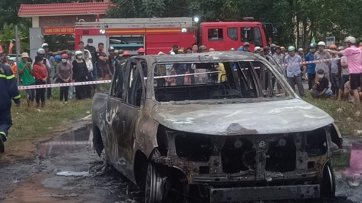 Sau khi kiểm tra người bị nạn, tài xế quay lại xe thì ô tô phát nổ, cháy rụi - 2