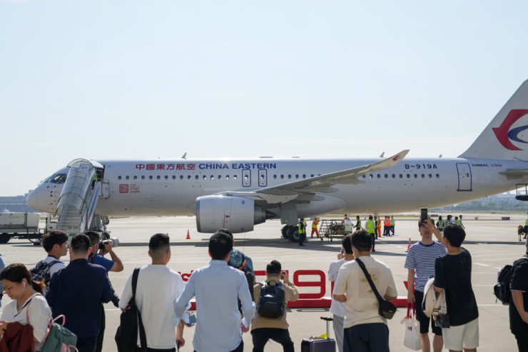 Máy bay Trung Quốc tự chế tạo hoàn thành chuyến bay thương mại đầu tiên - 1