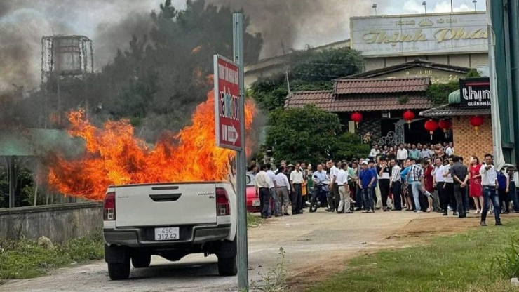 Chiếc xe cháy sau khi Thái Sỹ Đại châm lửa đốt. Ảnh: VT