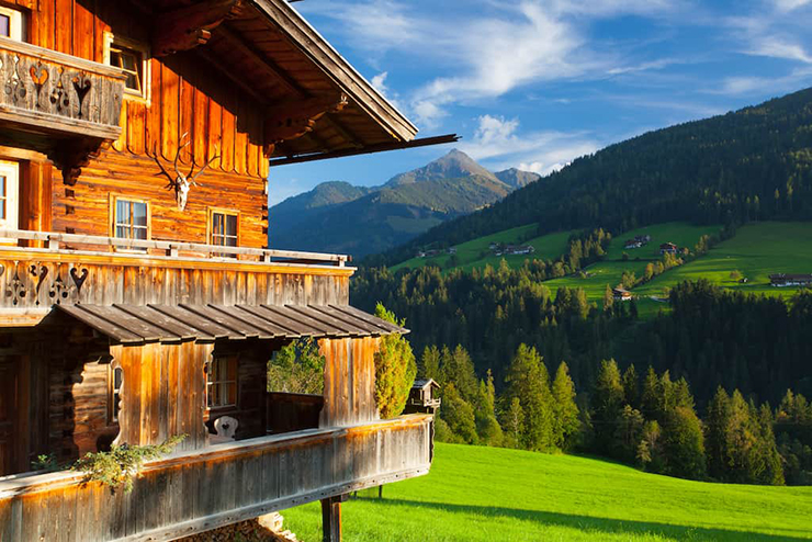 Alpbach là một thị trấn nằm ở khu vực Tirol của Áo, được xem là một trong những khu nghỉ mát nổi tiếng nhất của vùng núi Alps.
