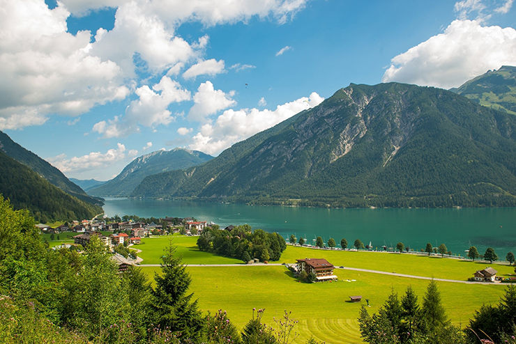 Tirol là một bang của Áo, nằm ở phía tây nam của đất nước này, giữa dãy núi Alps, có rất nhiều hoạt động tham quan, vui chơi tại đây.
