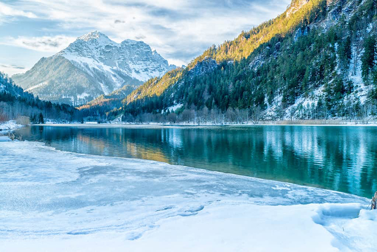 Gesäuse National Park là một khu bảo tồn thiên nhiên nằm ở phía đông nam của Áo, trải dài qua dãy núi Ennstal Alps. Khu vực này nổi tiếng với các cảnh quan núi non, sông và thác nước, cùng với động vật hoang dã phong phú.
