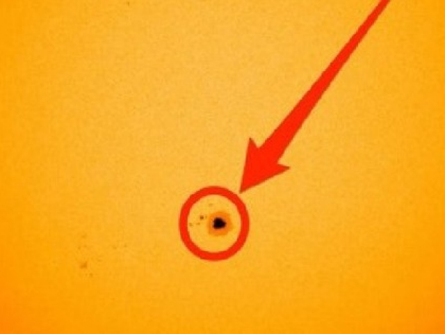 Vết đen khổng lồ bí ẩn xuất hiện trên mặt trời, có thể quan sát mà không cần kính thiên văn