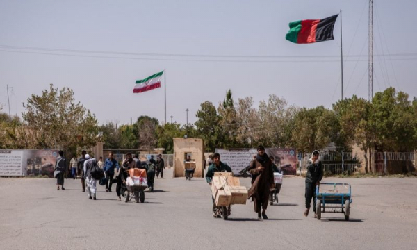 Người dân đi lại gần một chốt kiểm soát ở biên giới Afghanistan-Iran. Ảnh: GettyImages