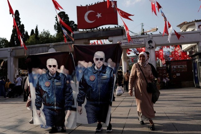 Người ủng hộ giơ ảnh của Tổng thống Recep Tayyip Erdogan. Ảnh: Reuters