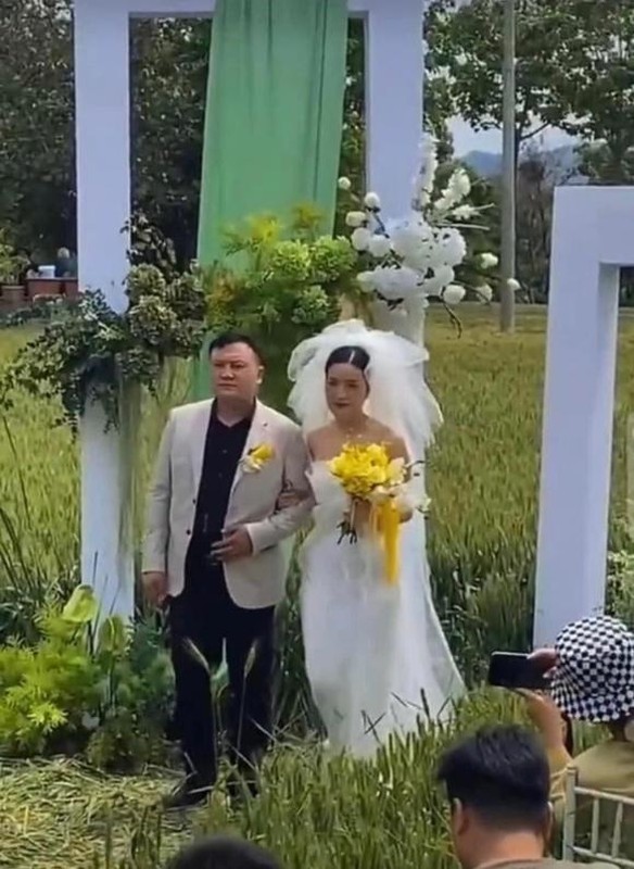 Làm đám cưới hòa mình thiên nhiên, cặp đôi khiến netizen tá hỏa - 5