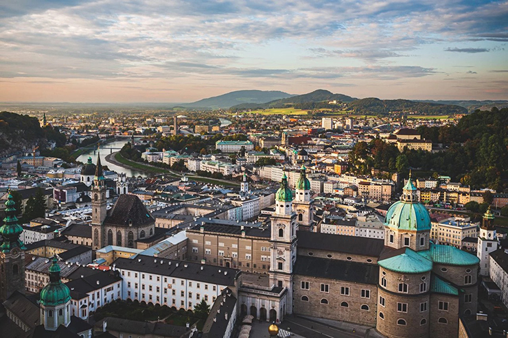 Salzburg là thành phố thủ phủ của bang Salzburg, miền trung nước Áo. Nằm ở phía tây của dãy núi Alps, Salzburg rất nổi tiếng với kiến trúc Baroque tuyệt đẹp, các bảo tàng nghệ thuật và những khu vườn xanh rợp bóng cây.
