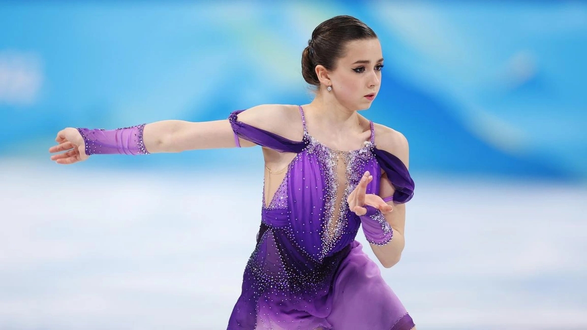 “Thiên thần trượt băng” nước Nga tuổi 17 mặc style trưởng thành được khen ngợi - 2