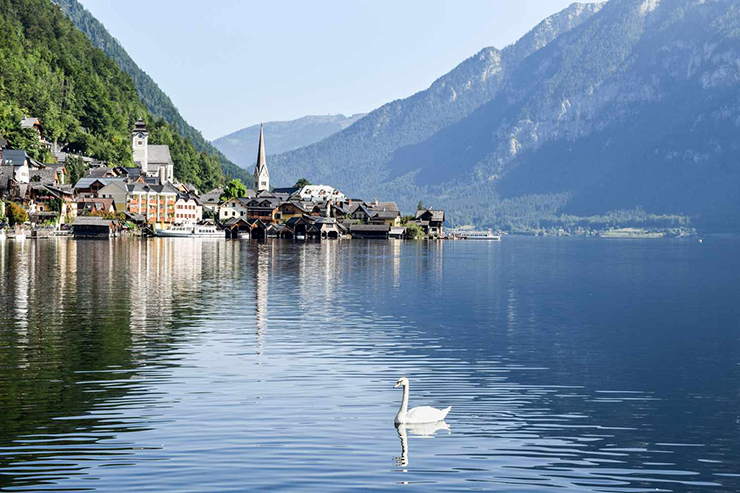 Salzkammergut là một khu vực nghỉ dưỡng nằm tại miền trung Áo, có nhiều hồ nước nổi tiếng và các thị trấn nghỉ dưỡng xinh đẹp.
