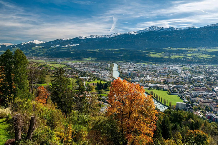 Innsbruck nằm giữa dãy núi Alps, thành phố này được biết đến với kiến trúc cổ kính, các hoạt động ngoài trời thú vị và là nơi tổ chức Thế vận hội mùa đông năm 1964 và 1976.
