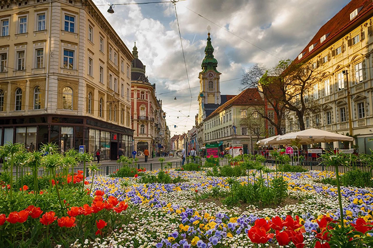 Graz là thành phố lớn thứ 2 của Áo sau thủ đô Vienna, nằm ở phía đông nam của đất nước. Với kiến trúc đẹp và lịch sử phong phú, Graz là một điểm đến du lịch phổ biến của nước này.
