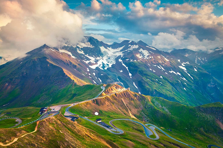 Grossglockner High Alpine Road là một con đường dài khoảng 48km, nối liền 2 bang Salzburg và Carinthia của Áo. Con đường này được xây dựng vào thập niên 1930, là một trong những con đường núi đẹp và nổi tiếng nhất châu Âu.
