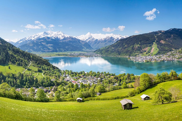 Zell am See là một thị trấn nằm ở khu vực Pinzgau của bang Salzburg, nằm bên bờ hồ Zell và được bao quanh bởi dãy núi Hohe Tauern.
